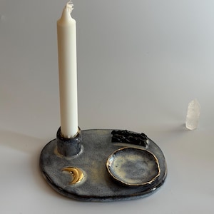 Plato de altar de cerámica gris hecho a mano, turmalina negra, detalles con brillo dorado.