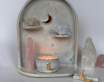 Altare in ceramica bianca e blu fatto a mano con luna dorata
