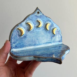 Autel bleu en céramique fait main avec lune dorée, décoration bohème, art spirituel