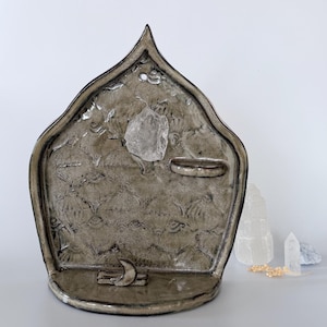Altar de cerámica hecho a mano con cuarzo transparente y soporte para tarjetas lunares
