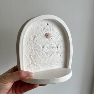 Handgefertigter Keramikaltar: Weißer Altar mit Rosenquarz-Herz für deinen heiligen Raum