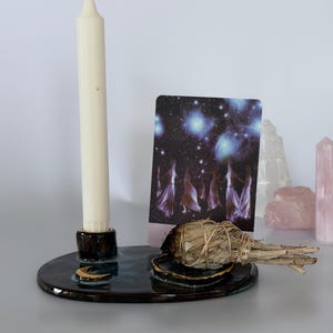 Plato de altar de cerámica hecho a mano en azul y dorado con turmalina negra y soporte para cartas del tarot.