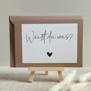 Schwangerschaft verkünden – Karte „Weißt du was?“ – Klappkarte mit Umschlag – Überraschung Babynews – Taupe