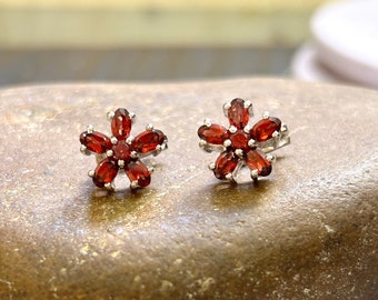 Natürliche Granat Edelstein Sterling Silber Blume Ohrstecker, Statement Ohrring, Blume Ohrring, Geschenk Frauen sie, Januar Birthstone, Geschenk