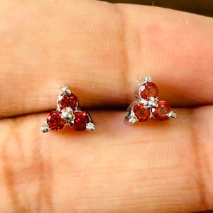 Aretes de granate de plata de primera ley / Aretes para mujer / aretes únicos hechos a mano / aretes de granate de flores / regalo para mamá