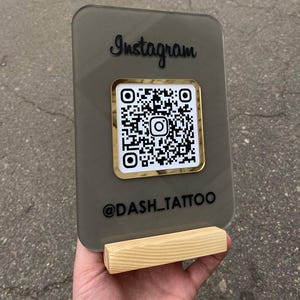 Puede incluir: Un letrero de madera rústica con el texto "Welcome to our home" en letras blancas. El letrero presenta un acabado envejecido y un diseño simple y acogedor, perfecto para un porche o entrada.