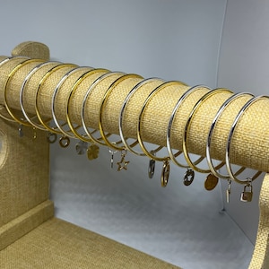 Brazalete de color dorado y plateado y brazalete budista. imagen 1