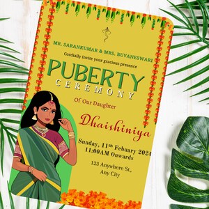 Pu&ograve; includere: Un invito giallo e verde con un bordo floreale. La carta annuncia una cerimonia di pubert&agrave; per Dhaishiniya domenica 11 febbraio 2024 alle 11:00. La carta presenta un'illustrazione di una donna in sari verde.