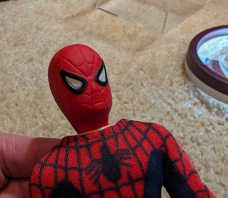 Peut inclure: Une figurine d'action Spider-Man rouge et noire avec une sculpture de t&ecirc;te d&eacute;taill&eacute;e et un costume &agrave; motif de toile d'araign&eacute;e.