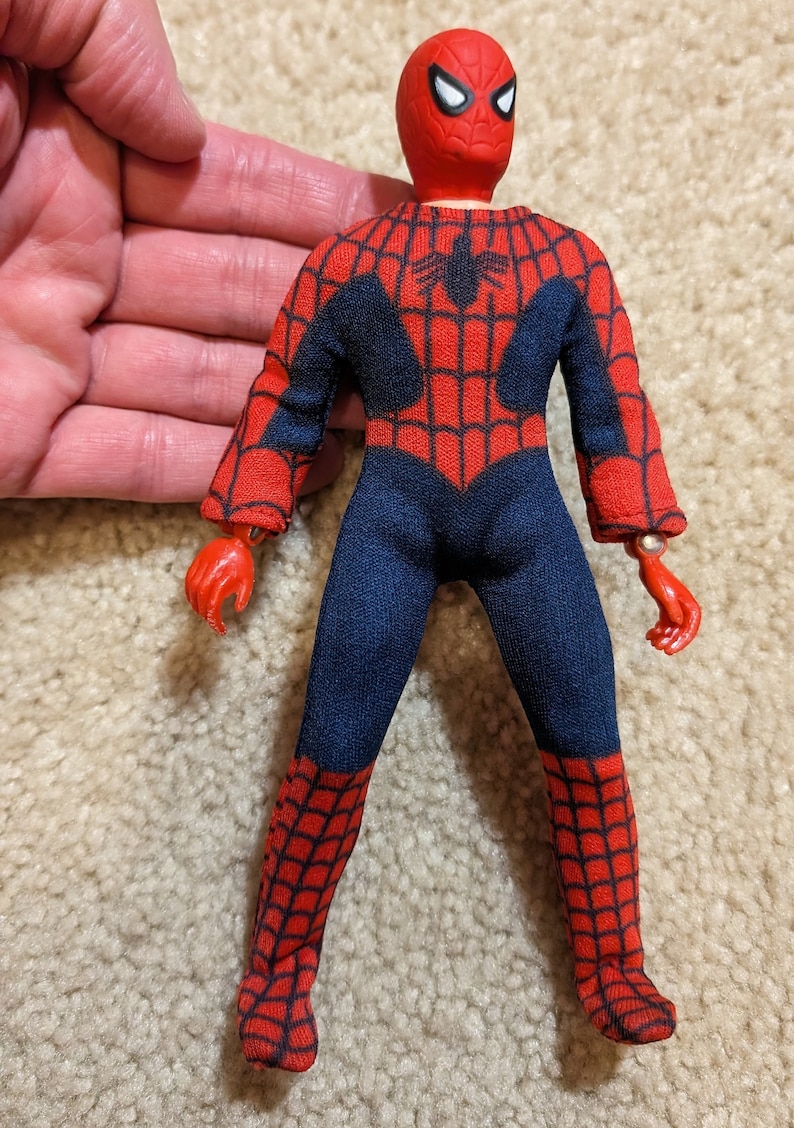 Peut inclure: Une figurine d'action Spider-Man rouge et bleue avec un masque rouge et un motif de toile d'araign&eacute;e. La figurine a des bras et des jambes articul&eacute;s.
