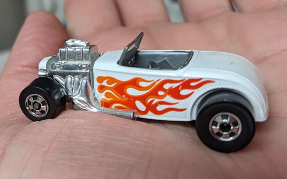 Hot Wheels Hot Rod Roadster T-bucket White Color Orange Flames