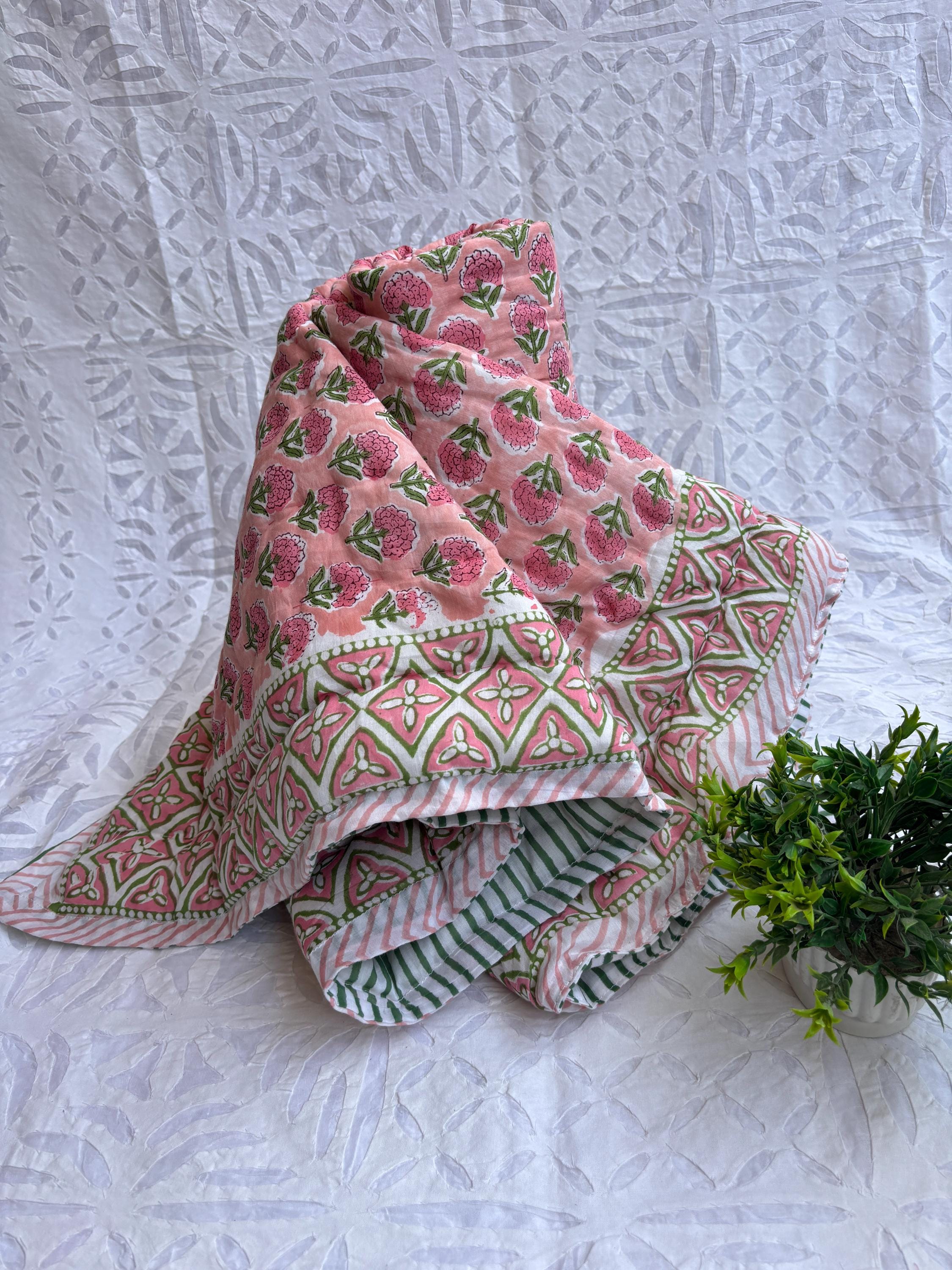 オレンジフローラルブロックプリントベビーキルト：コットン