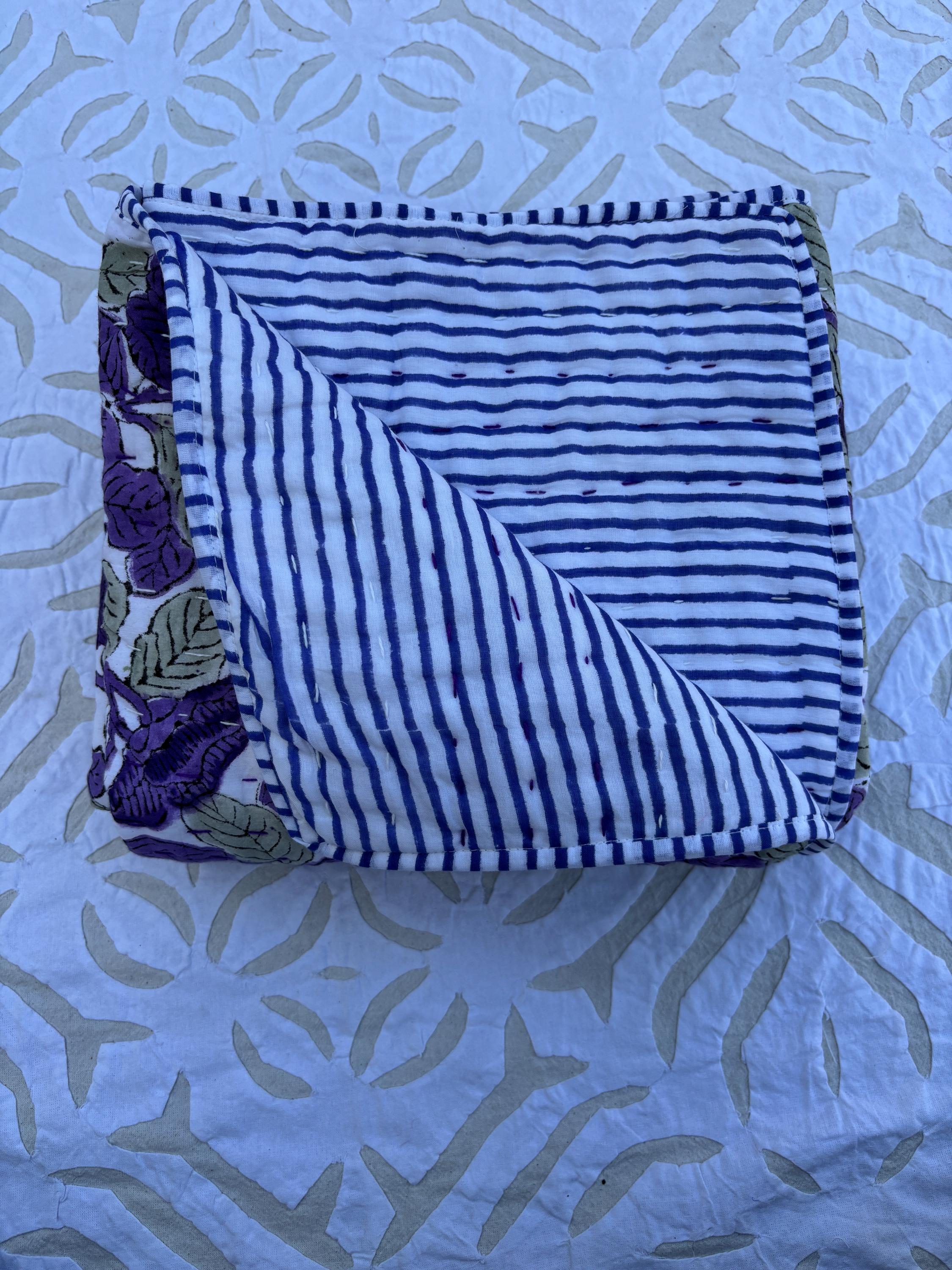 ハンドブロックプリントコットンベビーキルト：花柄カンタブランケット