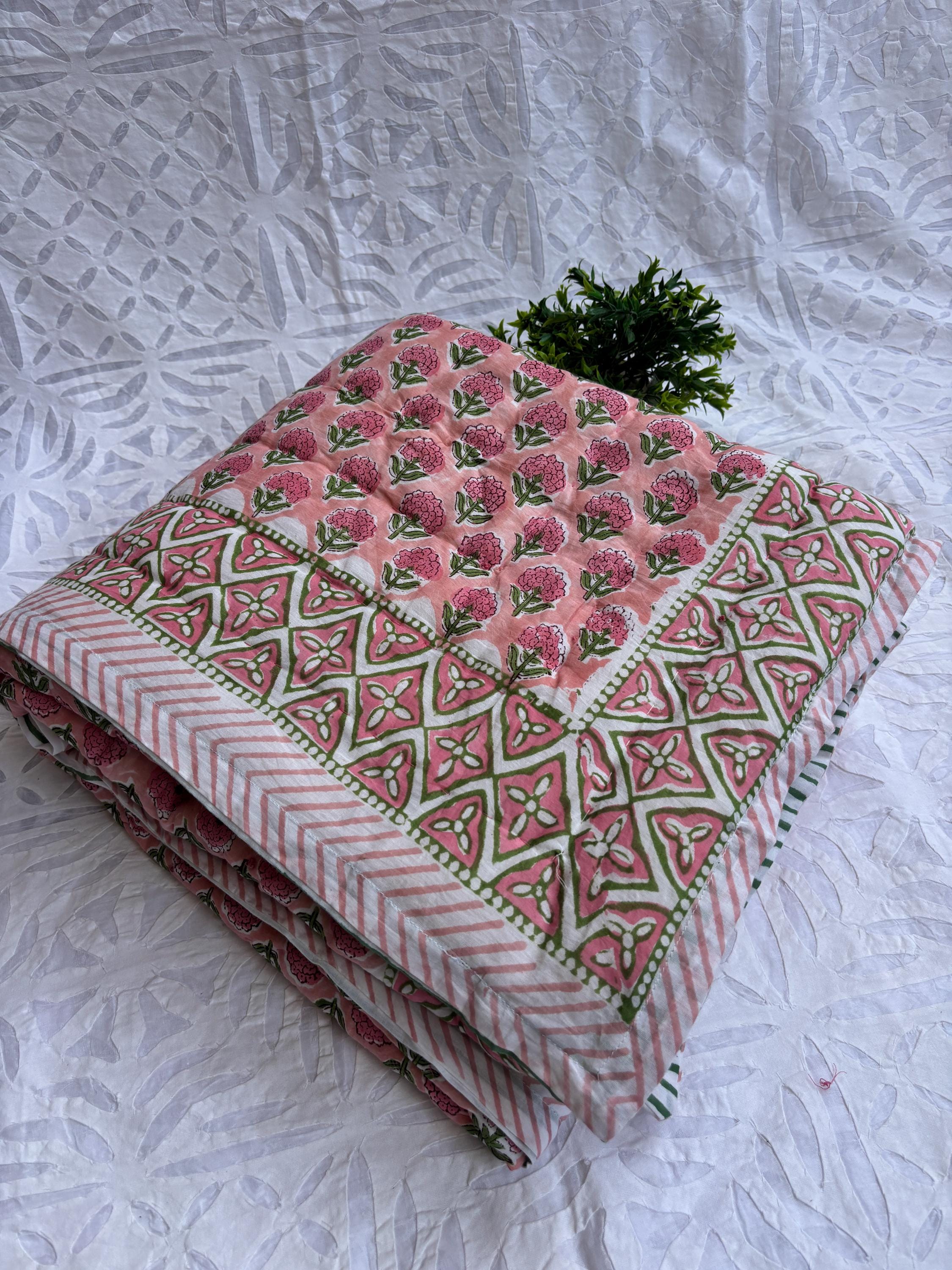 オレンジフローラルブロックプリントベビーキルト：コットン