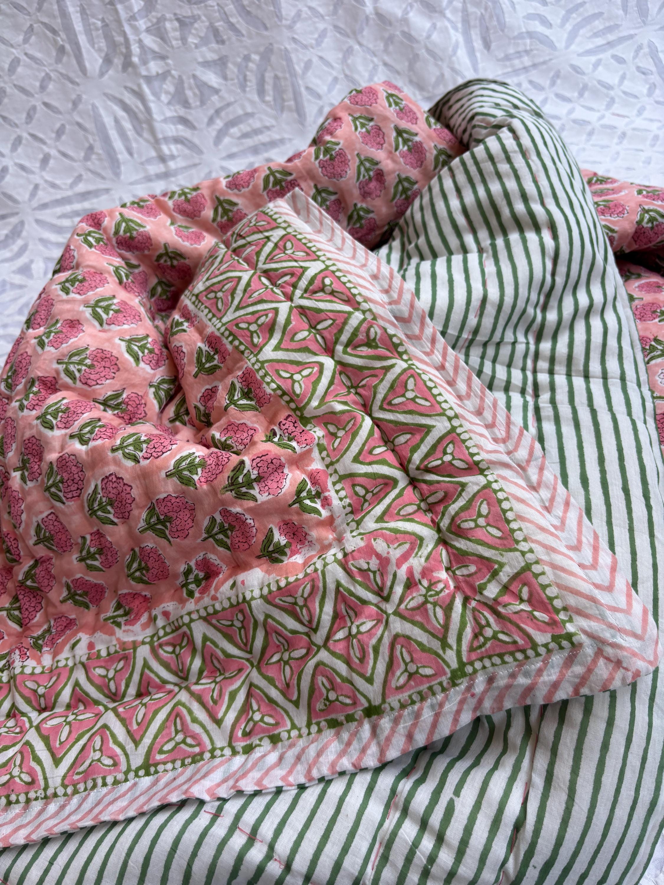 オレンジフローラルブロックプリントベビーキルト：コットン