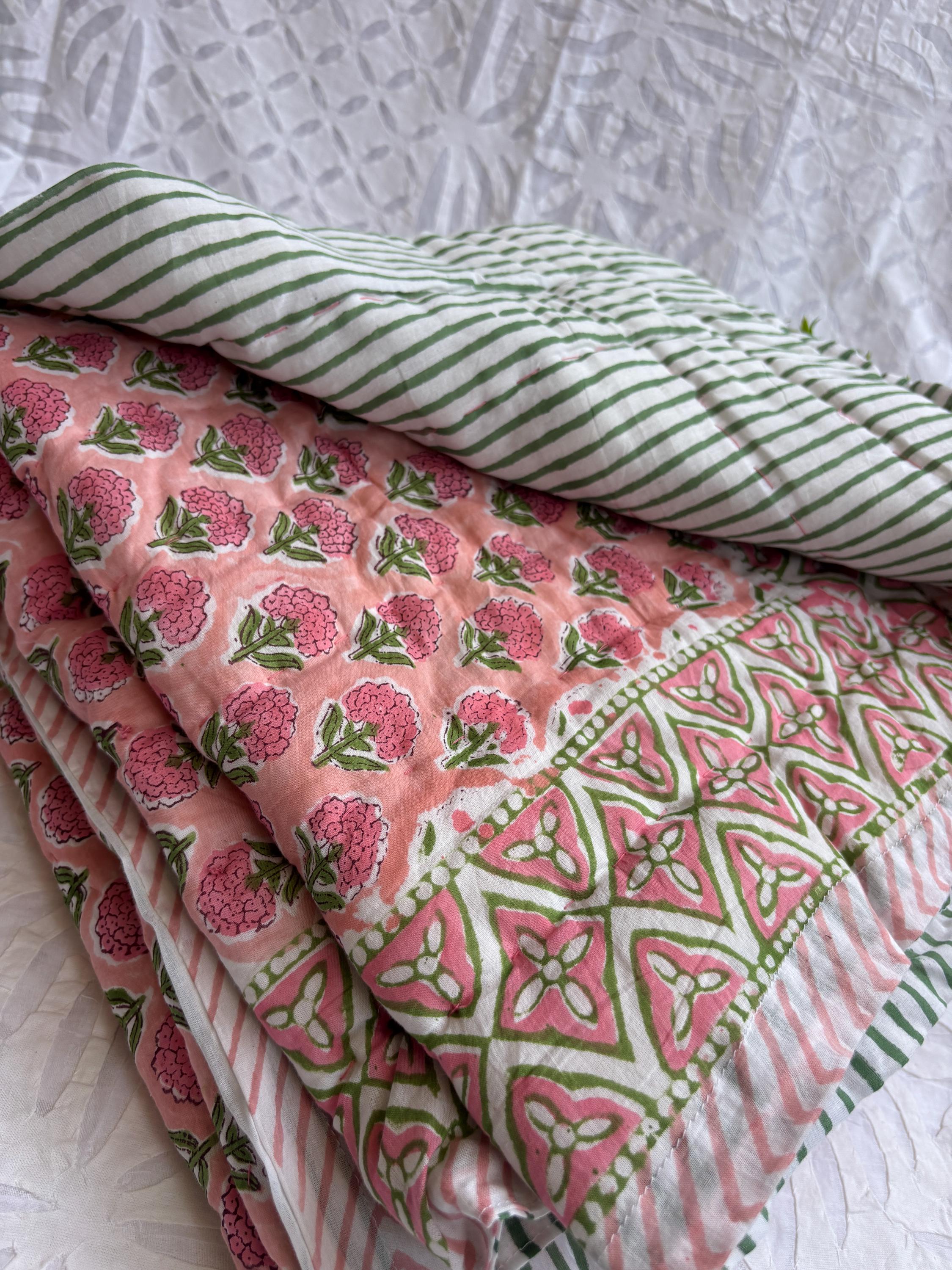 ブロックプリント　うねうねキルトブランケット　ペールオレンジ×ペールパープル オレンジフローラルブロックプリントベビーキルト：コットン