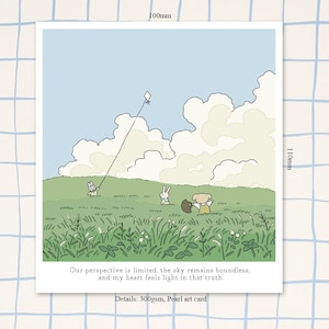 Puede incluir: Una impresión artística cuadrada que representa una escena de campo con personajes de dibujos animados y una cometa. La impresión muestra un campo cubierto de hierba bajo un cielo azul con nubes. El texto dice: "Nuestra perspectiva es limitada, el cielo permanece ilimitado..." La impresión mide 10 cm x 11 cm.