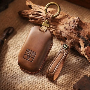 Personalisierte Leder Schlüsselanhänger Cover Kompatibel für KIA Karneval SX, Handgefertigte Autoschlüssel Hülle Fit für KIA Autos, Geschenk für Ihn Her