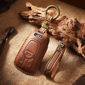 Étui porte-clés en cuir fait main compatible pour Audi 2018 A3 A4 A5 A6 S5 Q3 Q5 Q7 TTS, etc. Étiquettes personnalisées pour Audi, Cadeau pour lui et elle