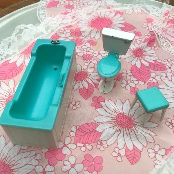 Vintage Triang Spot On Dolls House Bathroom Furniture from Jenny's House Range. 1960/70s Excellent Condition. Bath, toilet, stool, bath mat