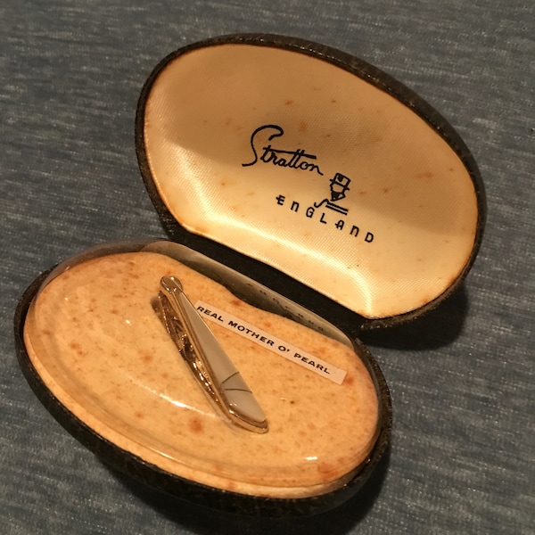 Vintage Collectible Stratton "Nippy Clip" Mother of Pearl and Gold Tie Clip. Excellent Condition. Still in its original box. Approx 4cm.