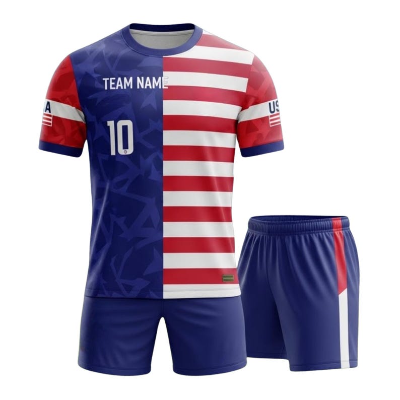 Puede incluir: Un conjunto de uniforme de f&uacute;tbol con dise&ntilde;o en rojo, blanco y azul. La camiseta tiene un dise&ntilde;o dividido con la bandera estadounidense en un lado y un patr&oacute;n de estrellas azules en el otro. Los pantalones cortos son azul marino con una franja roja y blanca.