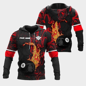 Puede incluir: Sudadera con capucha negra con un diseño de llamas y remolinos rojos. La sudadera con capucha presenta una bola de billar con el número 8 y un gráfico de la Parca. El texto "YOUR NAME" está encima de un gráfico de taco y bola.