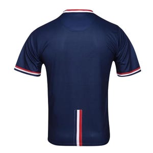 K&ouml;nnte beinhalten: Marineblaues Kurzarm-Shirt mit wei&szlig;-rot gestreiftem Kragen und &Auml;rmelb&uuml;ndchen. Die R&uuml;ckseite des Shirts hat einen vertikalen Streifen in Wei&szlig;, Rot und Marineblau. Das Shirt ist aus leichtem Material.