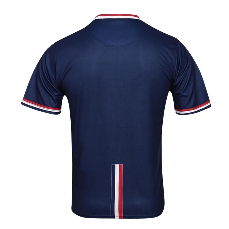 K&ouml;nnte beinhalten: Marineblaues Kurzarm-Shirt mit wei&szlig;-rot gestreiftem Kragen und &Auml;rmelb&uuml;ndchen. Die R&uuml;ckseite des Shirts hat einen vertikalen Streifen in Wei&szlig;, Rot und Marineblau. Das Shirt ist aus leichtem Material.