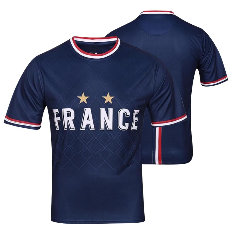 K&ouml;nnte beinhalten: Ein marineblaues Kurzarmtrikot mit dem Wort "FRANCE" in wei&szlig;en Blockbuchstaben. Zwei goldene Sterne befinden sich &uuml;ber dem Wort. Das Trikot hat rot-wei&szlig;e Verzierungen am Kragen und an den &Auml;rmeln. Die R&uuml;ckseite des Trikots ist ebenfalls sichtbar.