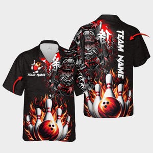 Op de afbeelding: Zwart bowling shirt met een opvallend ontwerp met een samoerai-krijger, bowlingkegels en een brandende bowlingbal. Het shirt bevat de tekst "YOUR NAME" en "TEAM NAME".