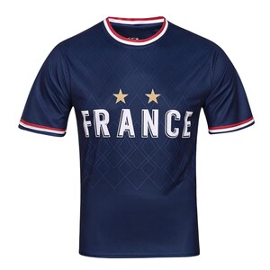 K&ouml;nnte beinhalten: Marineblaues T-Shirt mit dem Wort "FRANCE" in wei&szlig;en Blockbuchstaben und zwei goldenen Sternen. Das Shirt hat ein Rautenmuster und rot-wei&szlig;e Verzierungen an Kragen und &Auml;rmeln.