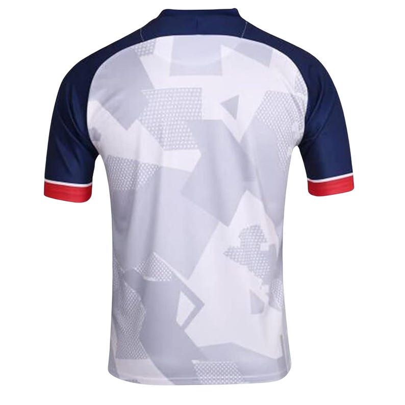 K&ouml;nnte beinhalten: Wei&szlig;es und graues Sporttrikot mit geometrischem Muster. Das kurz&auml;rmelige Shirt hat marineblaue &Auml;rmel und Kragen mit rotem Besatz an den &Auml;rmelb&uuml;ndchen. Die R&uuml;ckseite des Shirts ist sichtbar.