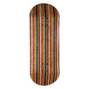 Könnte beinhalten: Ein Fingerboard aus Holz mit einem Streifenmuster in Braun-, Orange- und Blautönen. Das Fingerboard hat eine abgerundete Form und ist für Fingerboard-Tricks konzipiert.