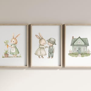 Pu&ograve; includere: Tre illustrazioni incorniciate in stile acquerello. La prima mostra un coniglio che tiene una carota, la seconda mostra un coniglio e un ragazzo che si tengono per mano, e la terza mostra una casa verde con una porta bianca.