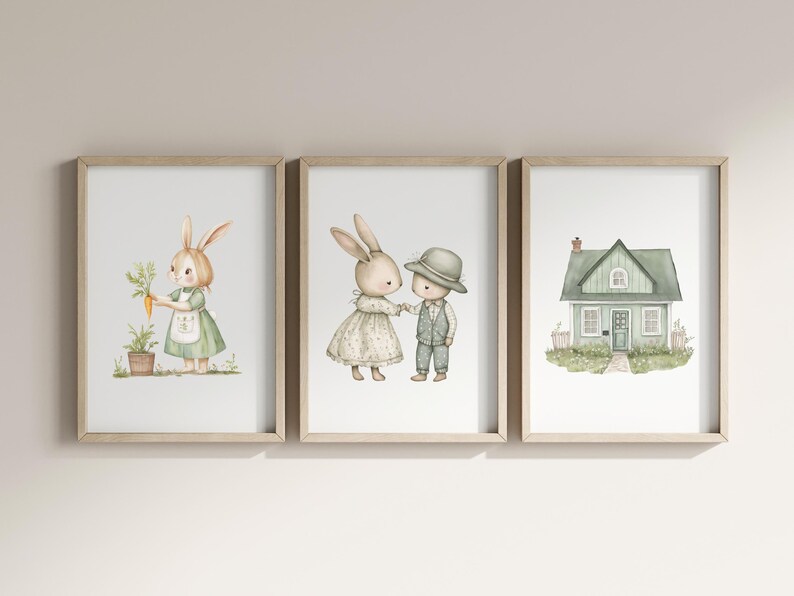 Pu&ograve; includere: Tre illustrazioni incorniciate in stile acquerello. La prima mostra un coniglio che tiene una carota, la seconda mostra un coniglio e un ragazzo che si tengono per mano, e la terza mostra una casa verde con una porta bianca.