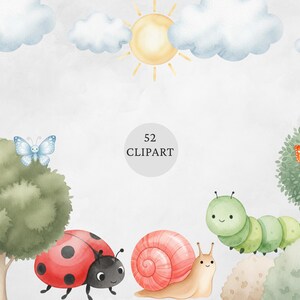 Op de afbeelding: Waterverfillustratie met een zonnige hemel met wolken, zon en bomen. Bevat een lieveheersbeestje, slak, rups en vlinders. De afbeelding heeft de tekst "52 Clipart" in een cirkel.