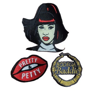 Op de afbeelding: Drie geborduurde patches: een vrouwengezicht met zwart haar en rode accenten, rode lippen met de tekst "Pretty & Petty", en een goudomrand patch met de tekst "Bodega Baddie".