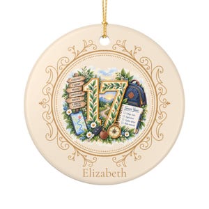 Peut inclure: Une décoration en céramique ronde avec un cordon doré, ornée d'une bordure décorative et du prénom Elizabeth. Le centre affiche le nombre 17, un panneau indicateur, un sac à dos, une liste de tâches, une boussole et un smartphone.