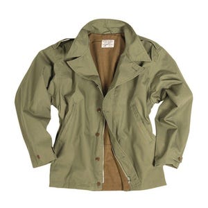 Puede incluir: Chaqueta verde oliva con forro interior marrón. La chaqueta tiene cierre de botones, dos bolsillos delanteros y puños abotonados. El cuello es de diseño clásico. La chaqueta parece estar hecha de un material duradero.