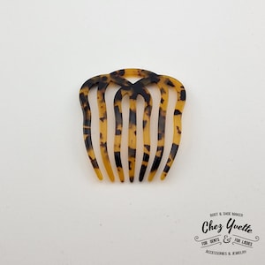 Peut inclure: Un peigne à cheveux en écaille de tortue avec un design unique. Le peigne a cinq dents et est fait d'un matériau plastique durable.