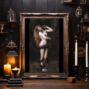 Pode incluir: Uma pintura emoldurada de uma mulher com cabelo comprido e ruivo, em pé em um ambiente de floresta. Ela está segurando uma cobra ao redor de sua cintura e olhando para o espectador. A pintura está sobre um fundo escuro.