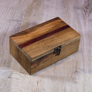Boîte à bijoux en bois massif
