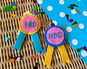 ハンドメイドHBDフェルトバッジ、カスタムバースデーピン、ユニークな