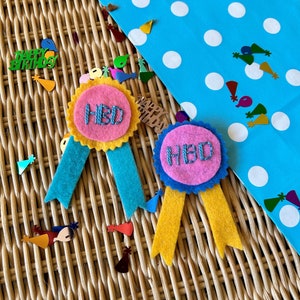 Badge HBD en feutre fait main pour enfants, épingle de joyeux anniversaire, cadeau d'anniversaire fait main pour enfants