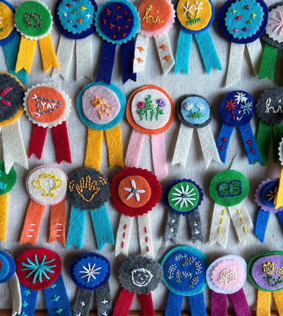 手作りの刺繍入り星型フェルトバッジ - Etsy 日本