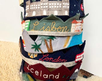 Corona de fieltro personalizada con motivos de la ciudad, hecha a mano con fieltro y bordados.