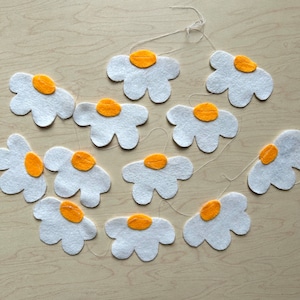 Handmade Felt Daisy Chain Garland, Boho Floral Nursery Decor, Spring Daisy Banner, Baby Shower Decoration, Felt Flower Garland