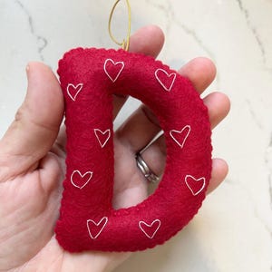 Adorno inicial de San Valentín, inicial hecha a mano en fieltro y bordado, regalo o recuerdo personalizado, regalo de amor personalizado
