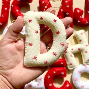Enfeite inicial feito à mão em feltro e bordado, decoração de Natal personalizada, presente de Natal, lembrança de carta personalizada